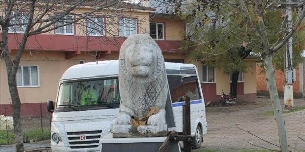 Köye selin getirdiği tarihi aslan heykeli müzeye kaldırıldı