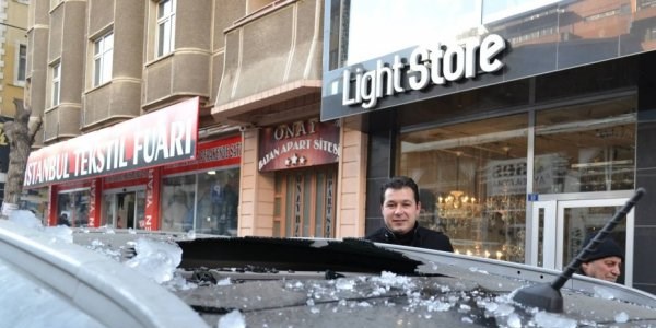 Çatılardaki buz kütleleri tehlike saçmaya devam ediyor