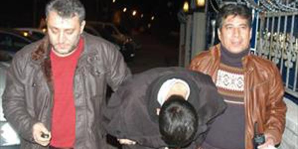 Caminin klimasını çalarken cemaate yakalandı