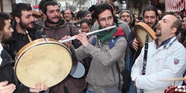 Sokak sanatçılarından zabıtaya tepki