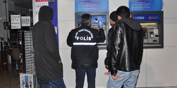 ATM'ye kart kopyalama tuzağı kurmuşlar!
