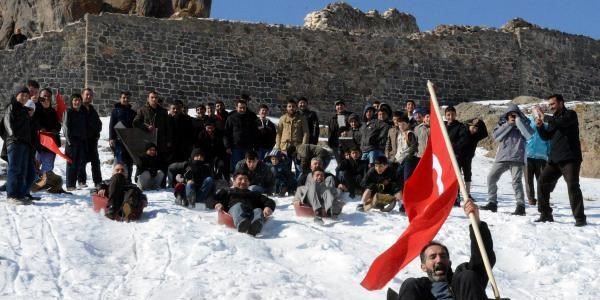 Erzurum'da Leğenle Kayak Festivali
