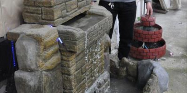 Çöpten topladığı eşyalarla yapay şelale üretiyor
