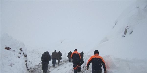 Şemdinli'de 6 kişi çığ altında kaldı