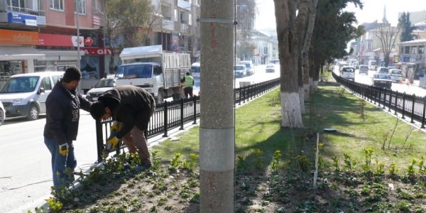 Bilecik'te orta refüje korkuluk yapılıyor