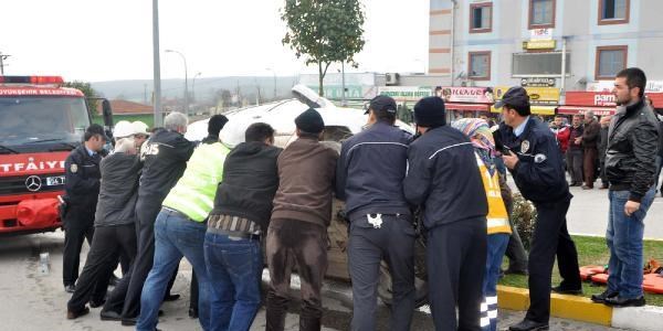 Yan yatan otomobilde mahsur kalan sürücüyü vatandaşlar kurtardı
