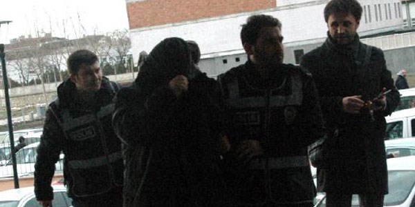 İnsan kaçakçılarına darbe: 2'si polis 7 gözaltı