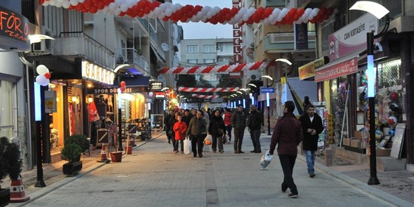 Buca'da sokaklar artık ışıl ışıl