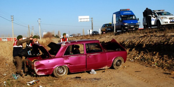Aksaray'da otomobil şarampole yuvarlandı: 3 yaralı