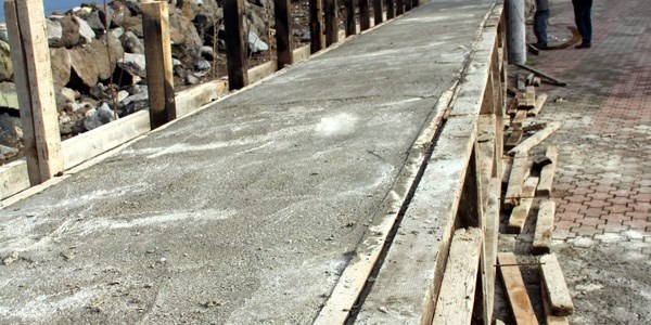 Fırtınada kabaran denize Tirebolu'da istinat duvarlı önlem
