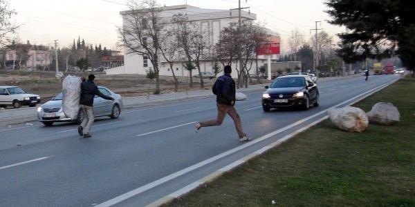 Kamyonetten yola düşen çuvallar sürücüleri zorladı