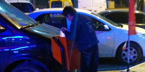 Onlar sömestr tatilini çöpte yiyecek toplayarak geçiriyor