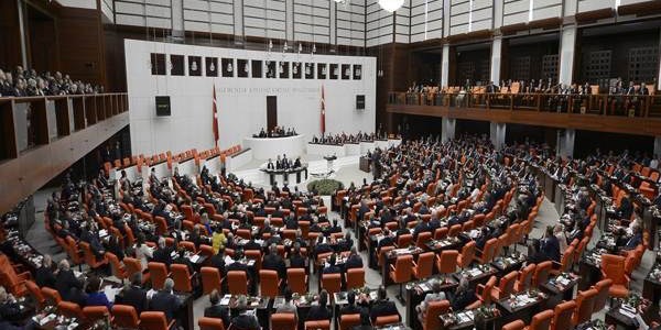 22 maddelik pakette 'yürütmeyi durdurma' maddesi