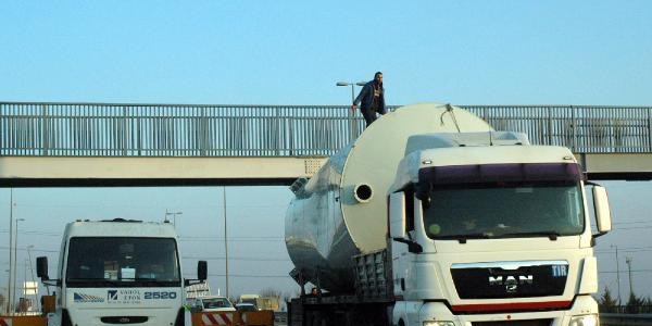 Çimento silosu taşıyan bir TIR, yaya üstgeçidine takıldı