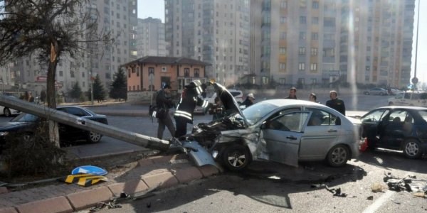 Kayseri'de 2 otomobil arpt: 3 yaral