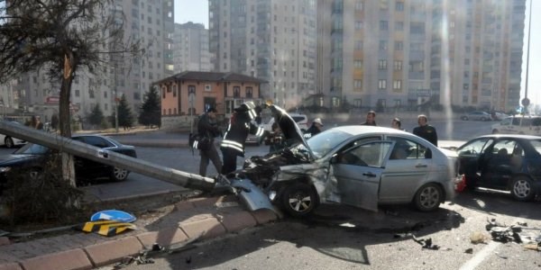 Kayseri'de 2 otomobil çarpıştı: 3 yaralı