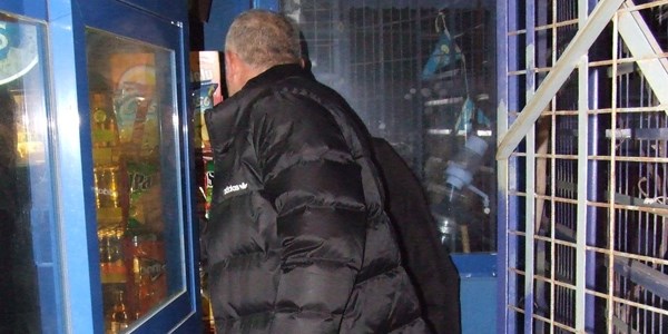 Kar maskeli silahlı soyguncuyu bira şişesiyle kovaladı
