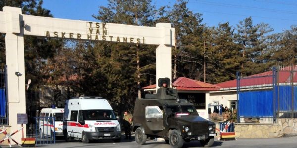 Askeri araç devrildi: 3 şehit, 18 asker yaralı