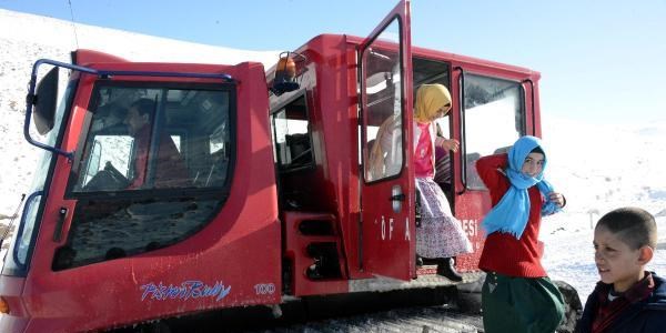 Öğrenciler kar üstü araçlarla köylerinden getirildi