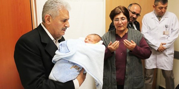 Yıldırım, iki günlük bebeğin kulağına ezan okudu