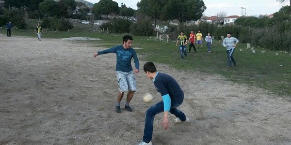 Bu gençler mezarlıkta top oynuyor