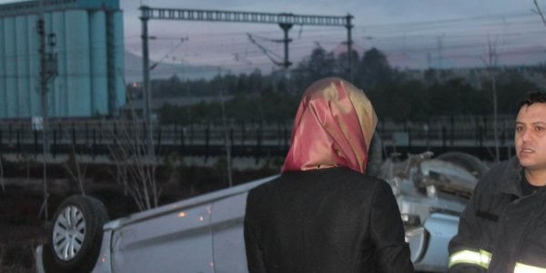 Köpeği ezmemek için takla attı