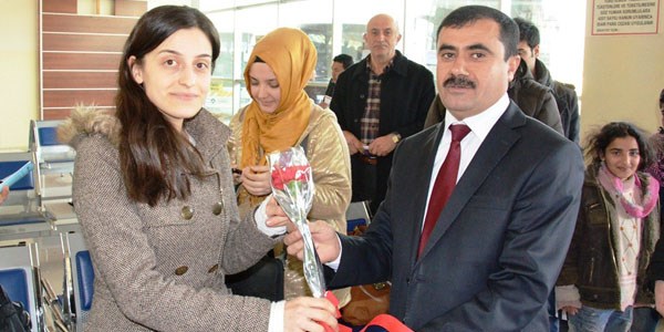 Öğretmenler otogarda çiçeklerle karşıladı
