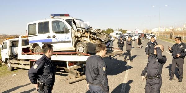Zincirleme kaza: 2'si polis 5 yaralı