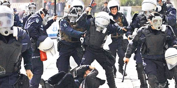 Sevilmeyen polis şiddete yöneliyor