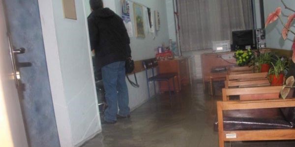 Kalorifer borusu patladı okulu su bastı!