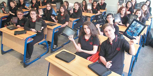 Tablet geldi çantaların yükü azaldı