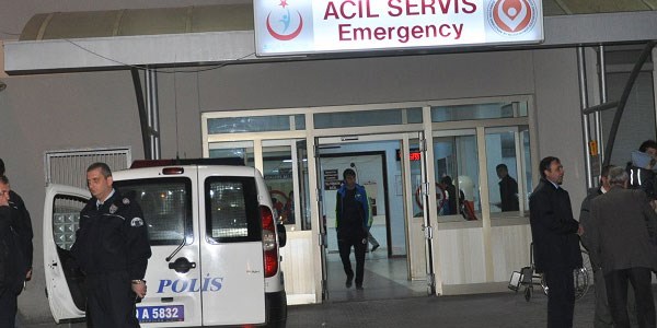 İfade almaya giden 2 polis bıçakla yaralandı