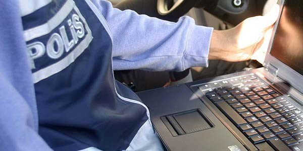 Harddiski silen polislere suçüstü