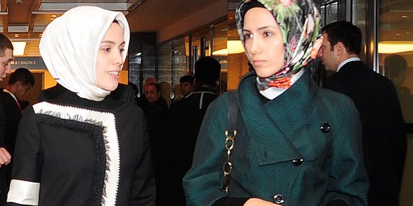 Başbakan'ın kızları 28 Şubat'a resmen müdahil oldu