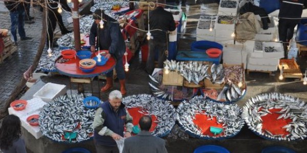 Balık tezgahları canlılığını koruyor