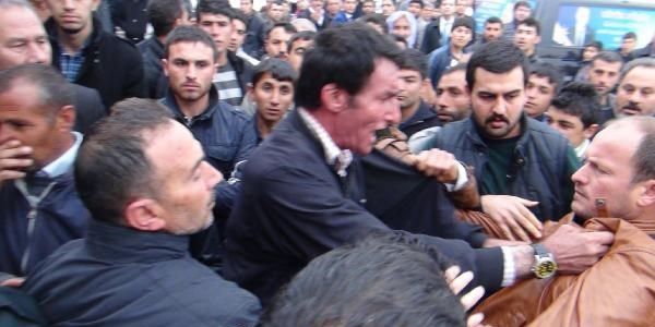 Bakan korumaları ile köylüler arasında arbede çıktı