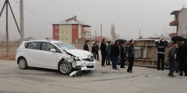 Öğrenci servisi otomobille çarpıştı: 13 yaralı