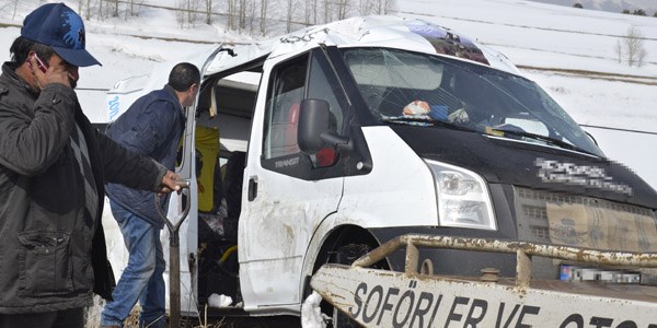 Öğretmen servisi kaza yaptı: 11 yaralı