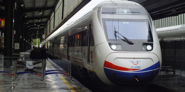 Arınç: YHT100 yılın en önemli projesidir