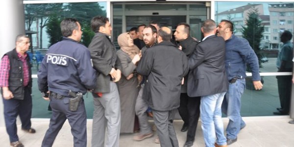 Cinayet davasında adliyenin önü karıştı: 1 polis yaralı