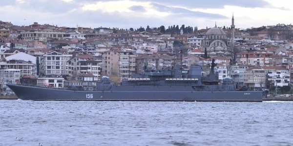 Rus savaş gemileri İstanbul Boğazı'ndan geçti