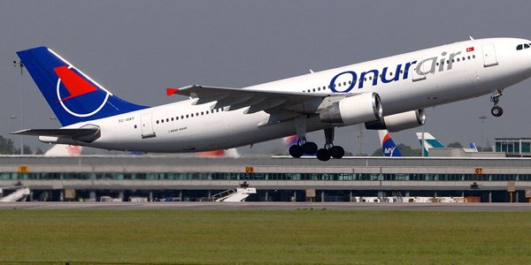 Uçağın motoru iniş sırasında alev aldı
