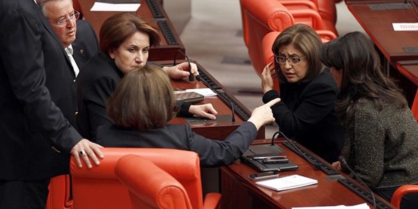 Kadınlar siyasette daha çok yer almak istiyor