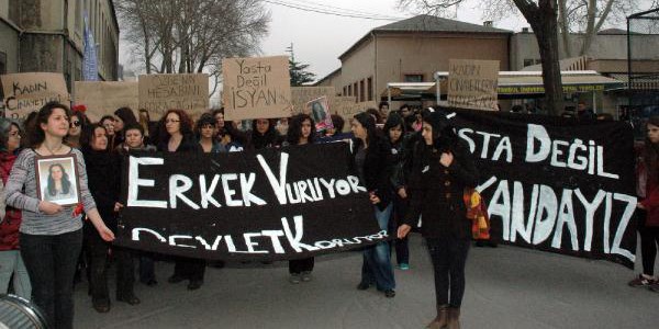 Öldürülen Özge için üniversitede protesto!