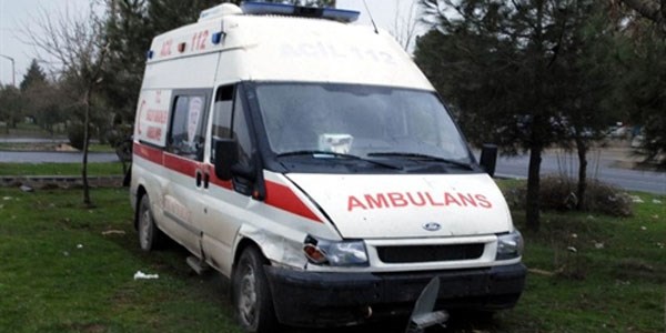 Hasta taşıyan ambulans kaza yaptı
