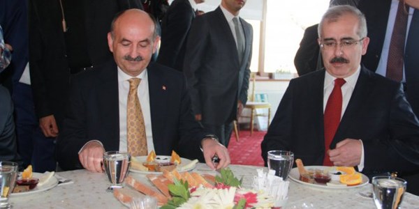 Müezzinoğlu, sağlıkçılarla kahvaltıda bir araya geldi
