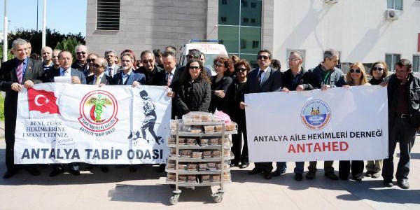 Doktorlar lokma döküp dağıttı