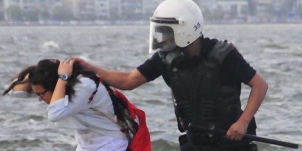 İzmir'de, saç çeken polislere ceza verilmiş