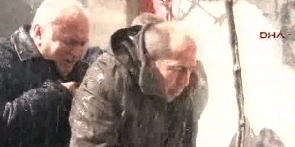 Mahalleli itfaiye ekibine saldırdı