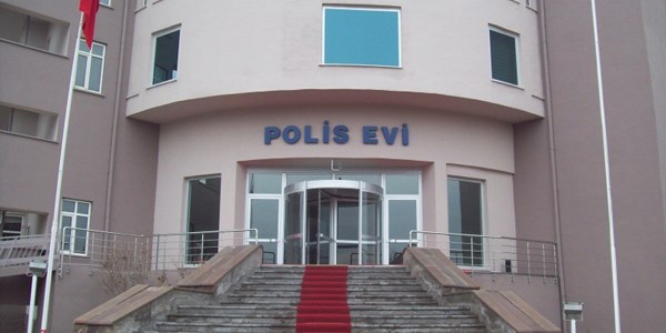 Polisevlerinde içki yasağına aykırı ses